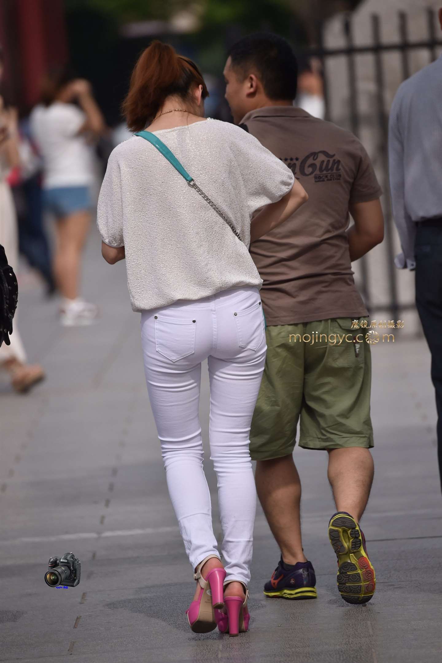 2015-06-23紧身白裤少妇 特写-流行馆