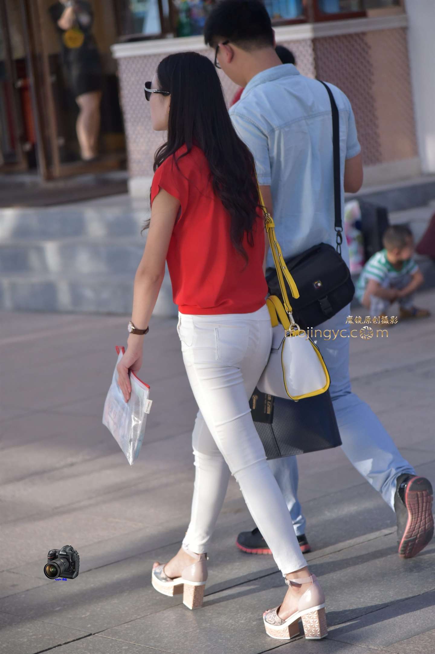 2015-08-28j紧身长白裤少妇（11P）-街拍流行馆