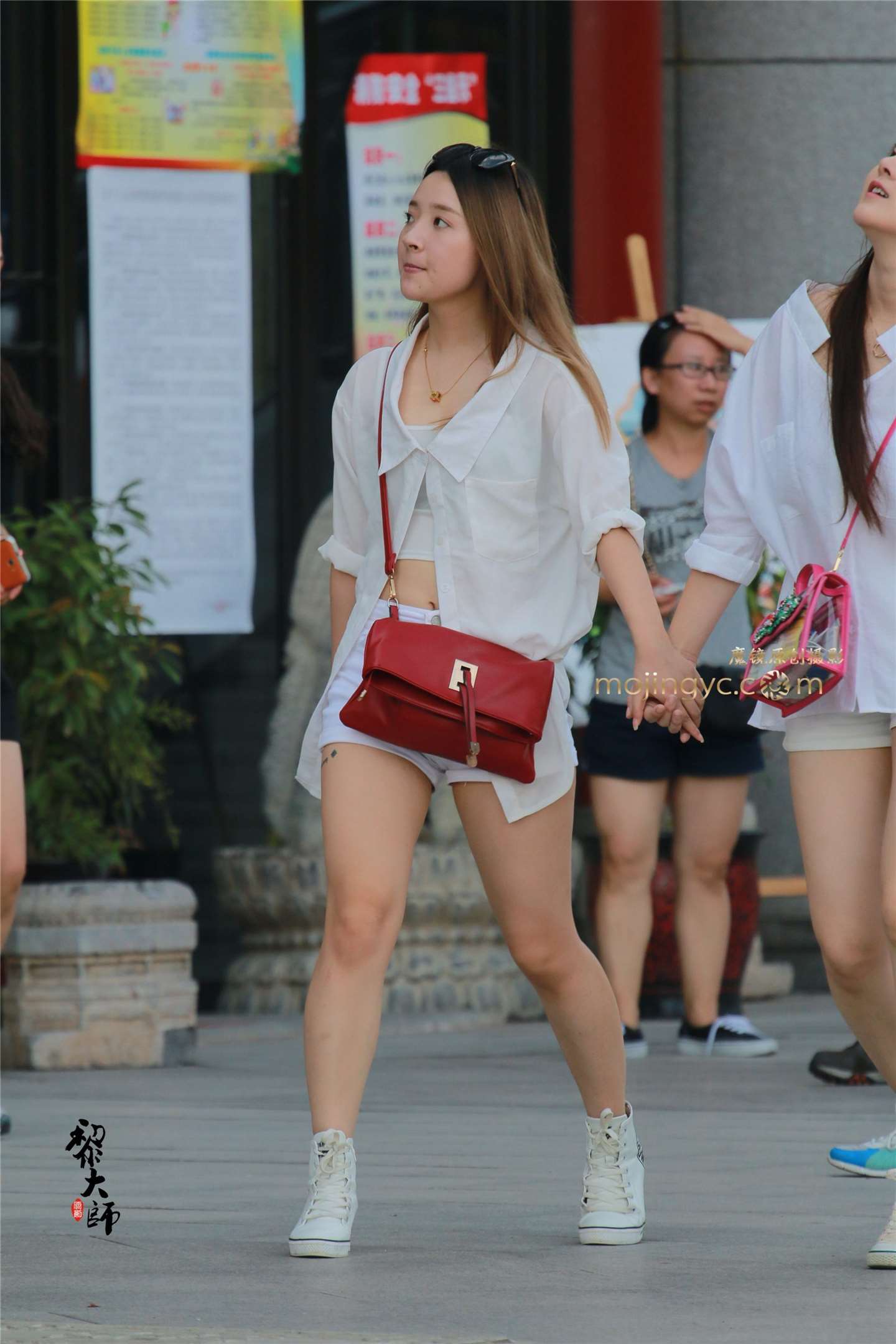 步调一致的两双美腿，一个露腰。-流行馆