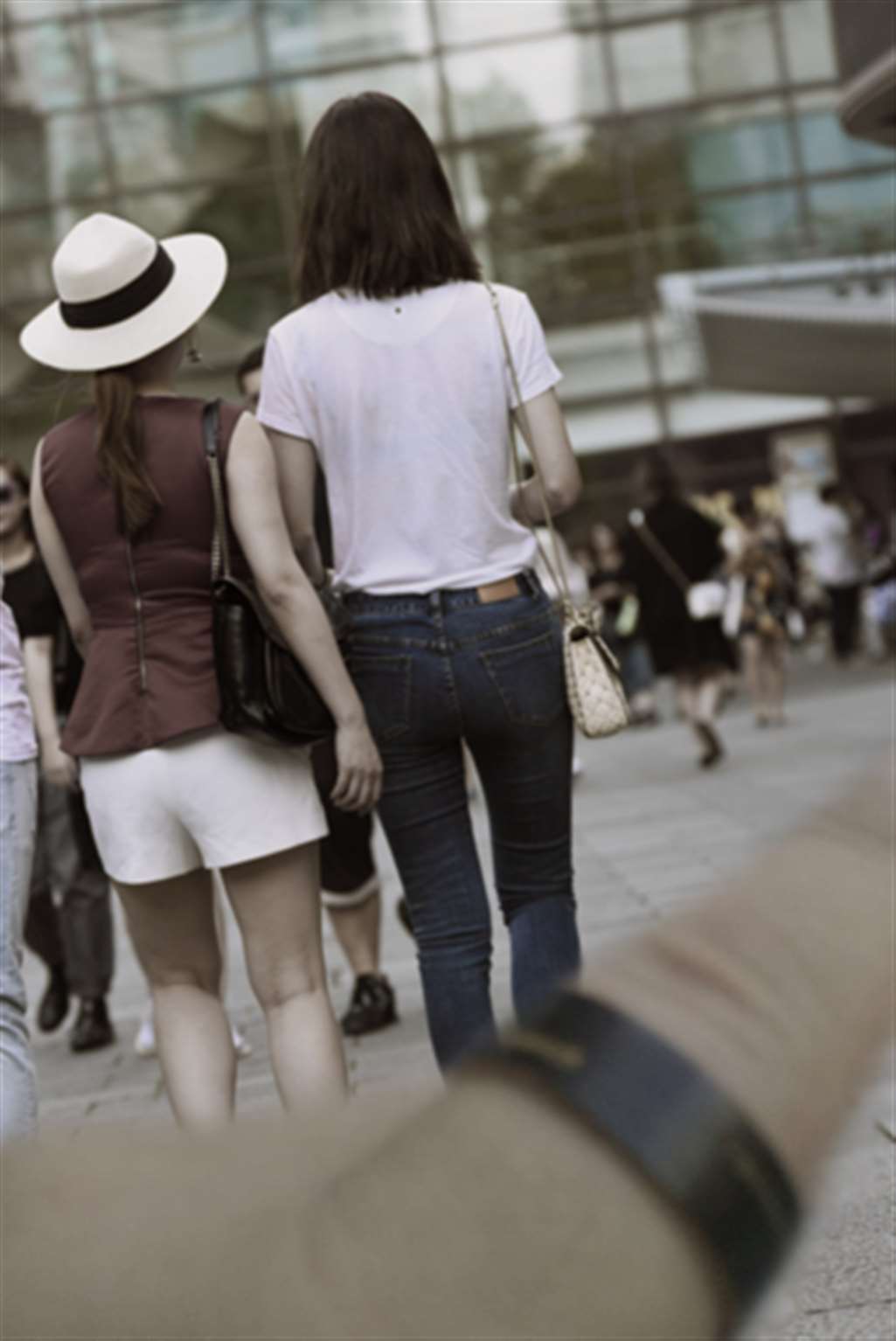 图片[3]-【咔喳赛贴】逛街中的紧身牛仔-流行馆