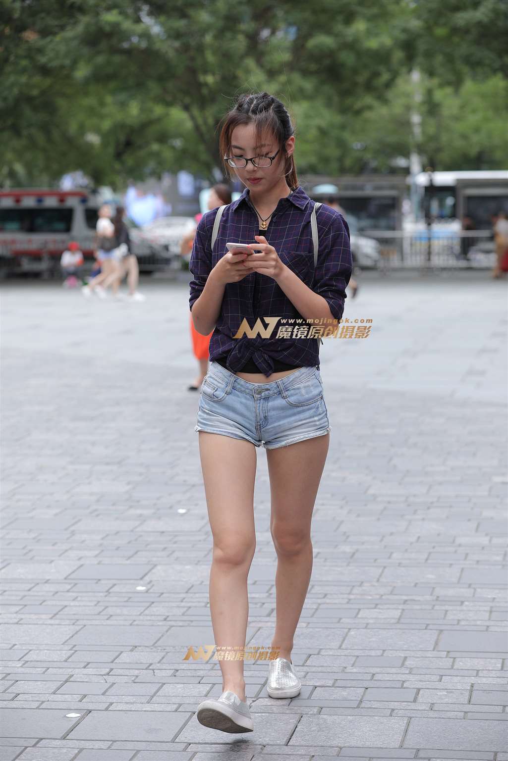 【视觉冲击赛贴】马尾辫，清秀热裤翘臀美眉-街拍流行馆