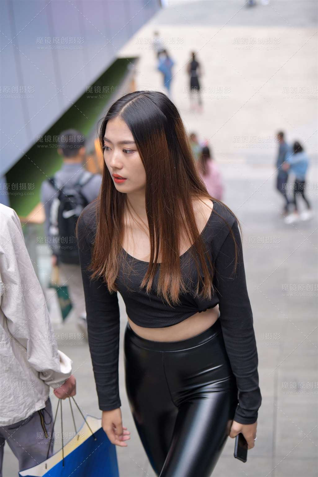 图片[2]-【街拍之魂模拍作品】安静的如此美好-皮裤美女【套图+视…-流行馆