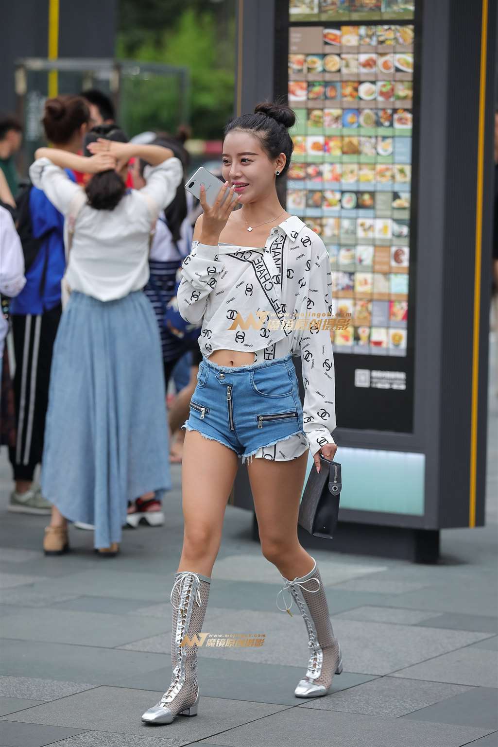 【凯恩赛贴】时髦热裤女孩-街拍流行馆