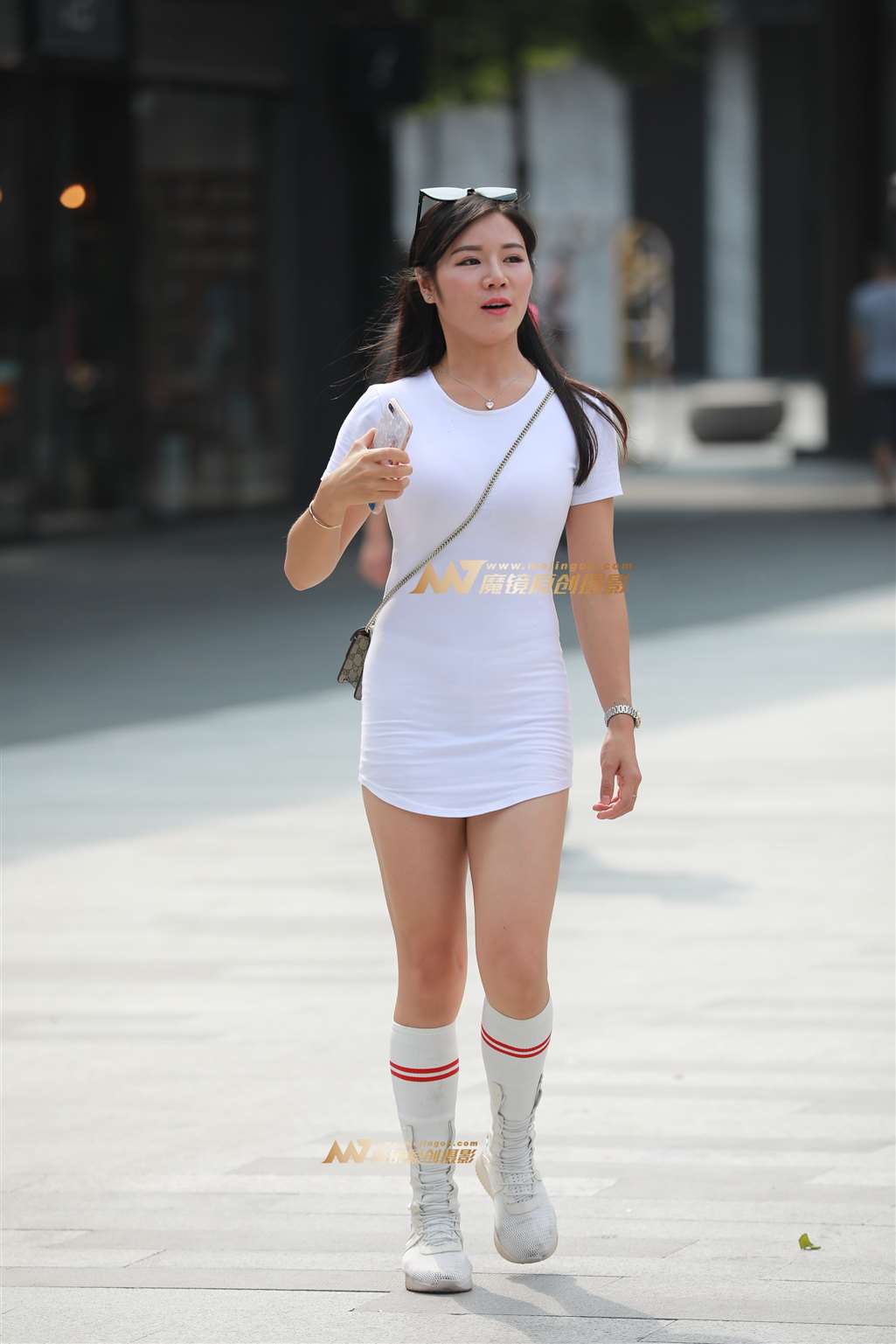 【凯恩赛贴】活泼开朗的短裙妹纸-街拍流行馆