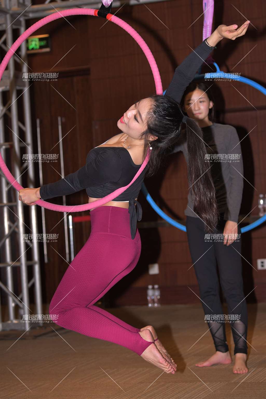 【红石赛帖】瑜伽吊环少妇-街拍流行馆