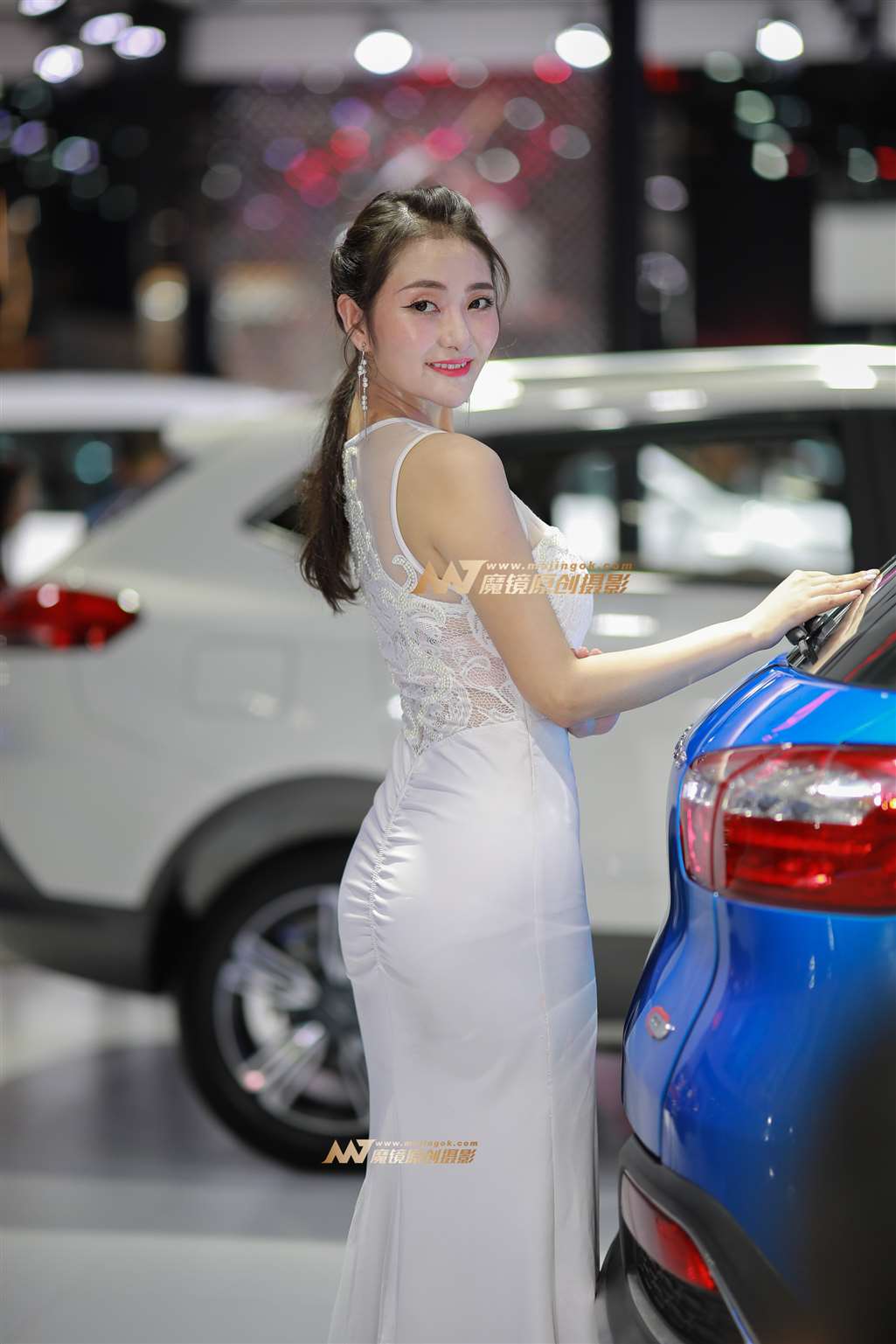 【凯恩赛贴】笑容甜美很敬业的车模-街拍流行馆
