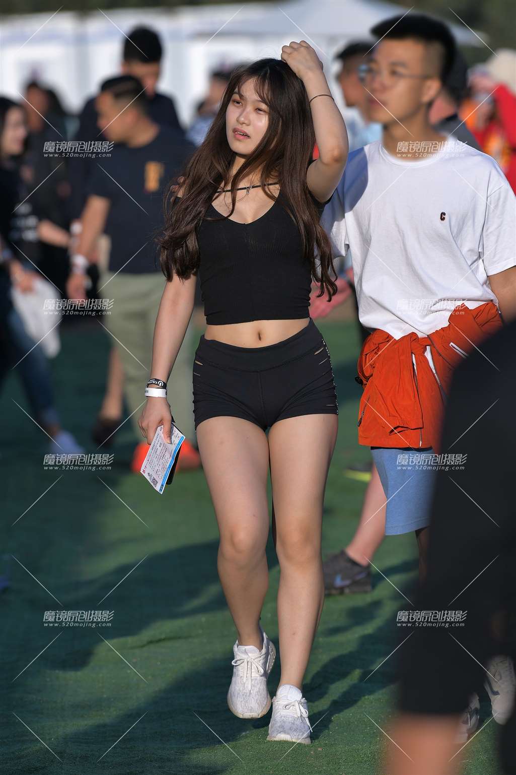 【红石赛帖】身材性感紧身热裤美女-街拍流行馆