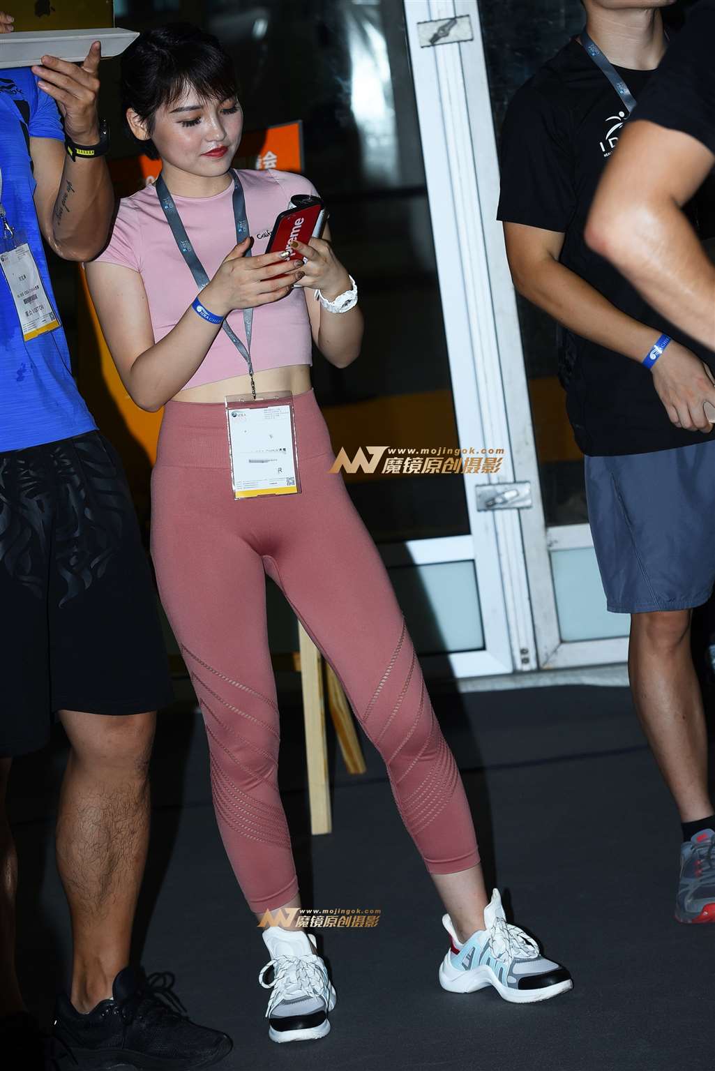 【咔喳赛贴】练过的身材-街拍流行馆