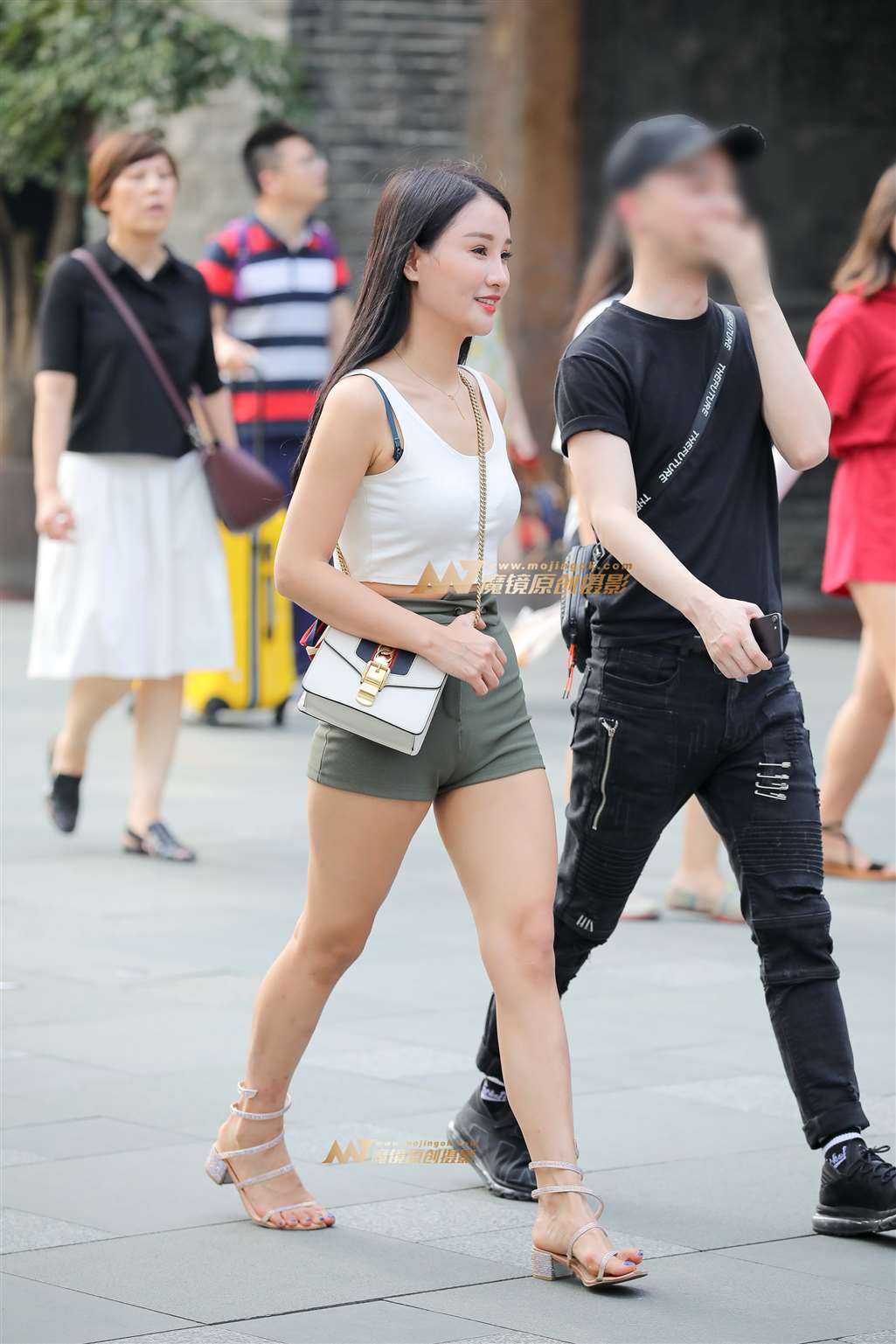 【凯恩赛贴】白T热裤-街拍流行馆