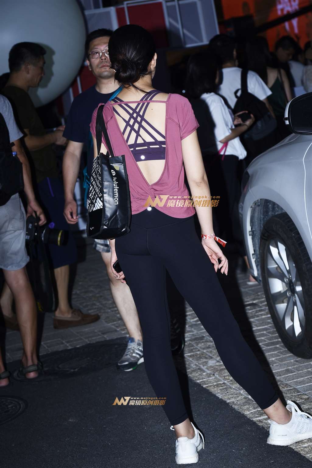 图片[2]-【咔喳赛贴】貌似等人-街拍流行馆