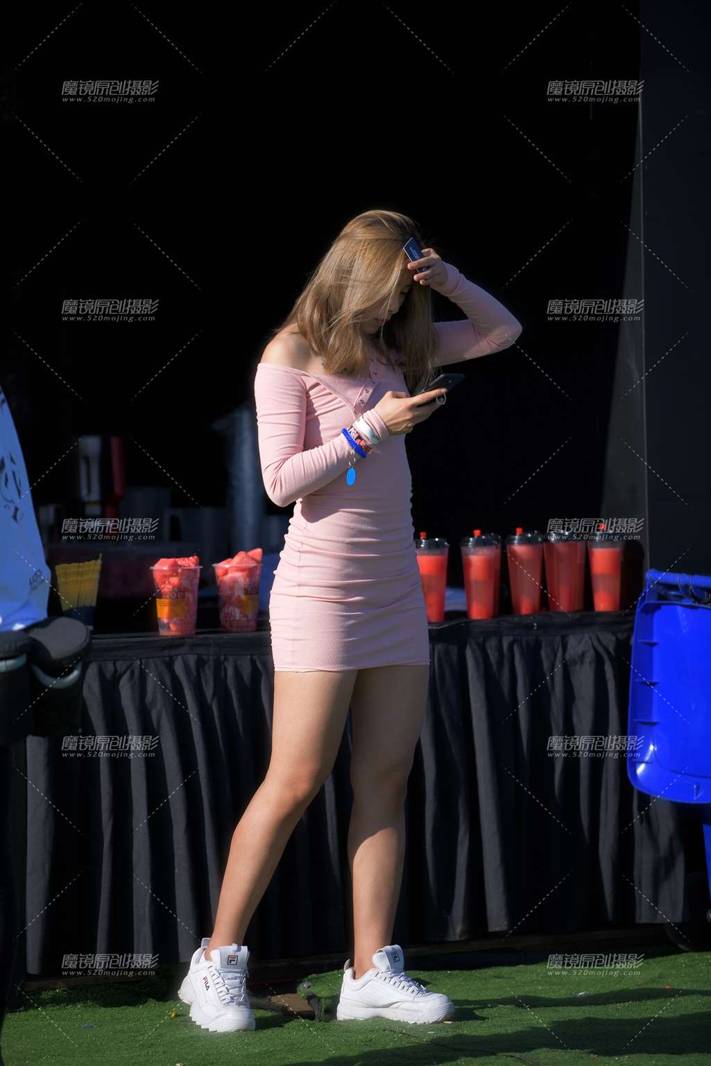 性感粉色包臀裙美女-街拍流行馆