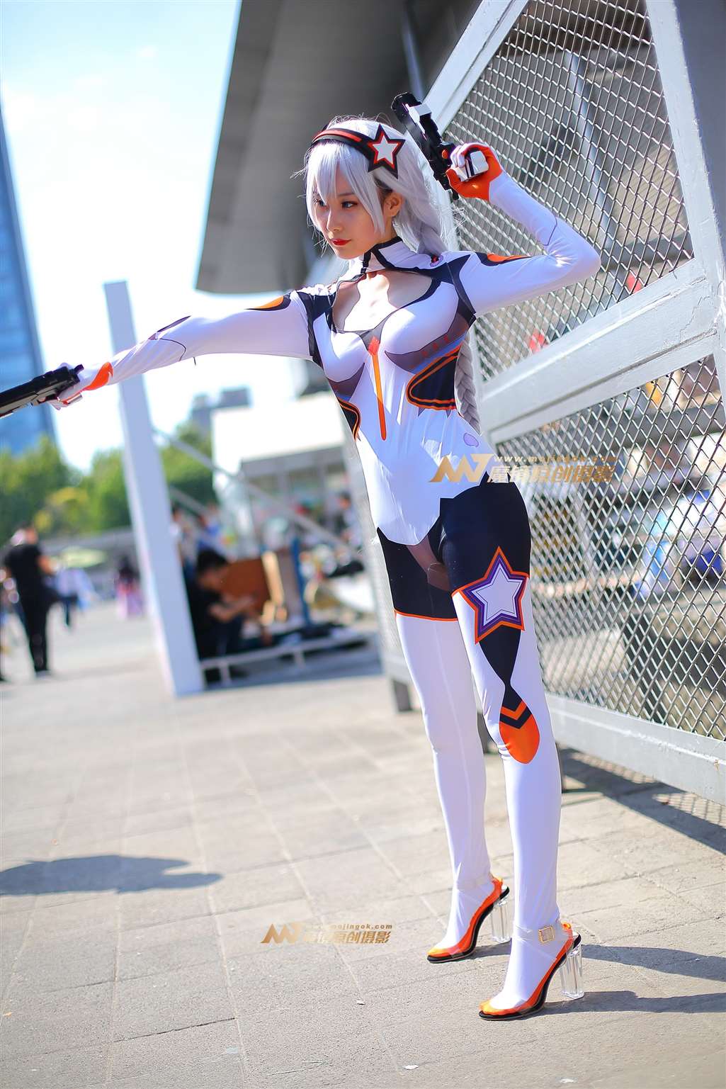 图片[3]-持枪紧身装coser-流行馆