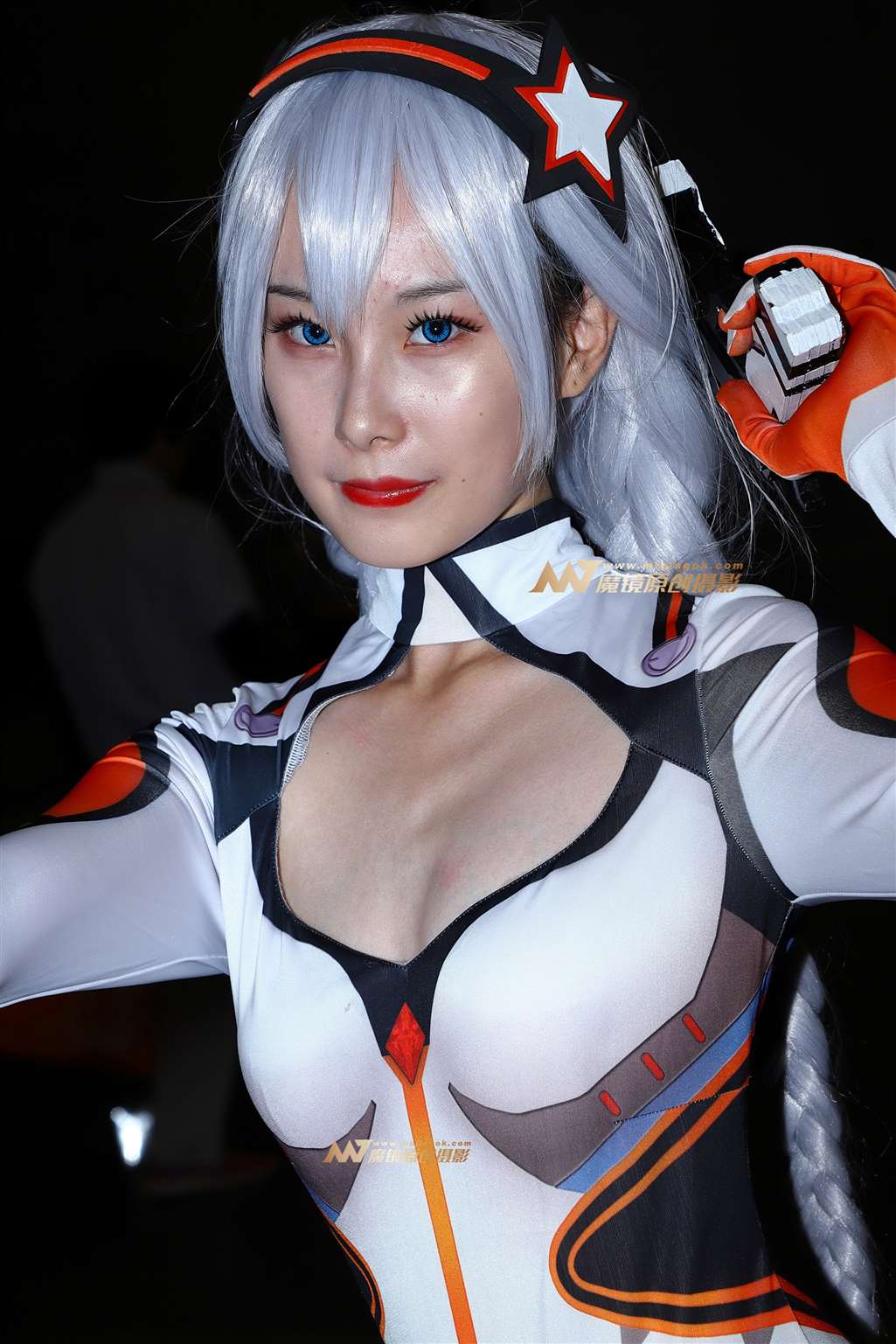 图片[4]-持枪紧身装coser-流行馆