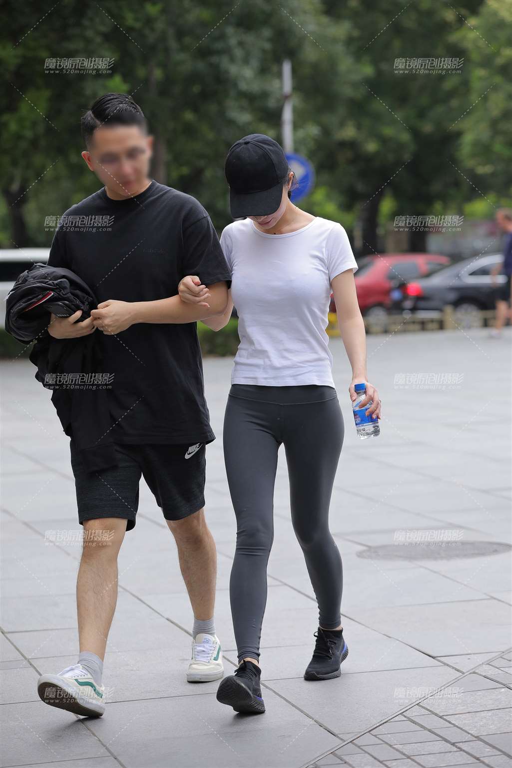 图片[3]-鸭舌帽，灰色瑜伽裤女友-流行馆