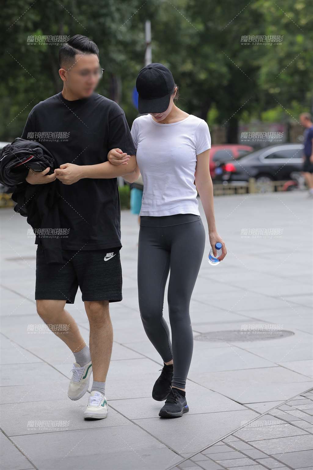图片[4]-鸭舌帽，灰色瑜伽裤女友-流行馆