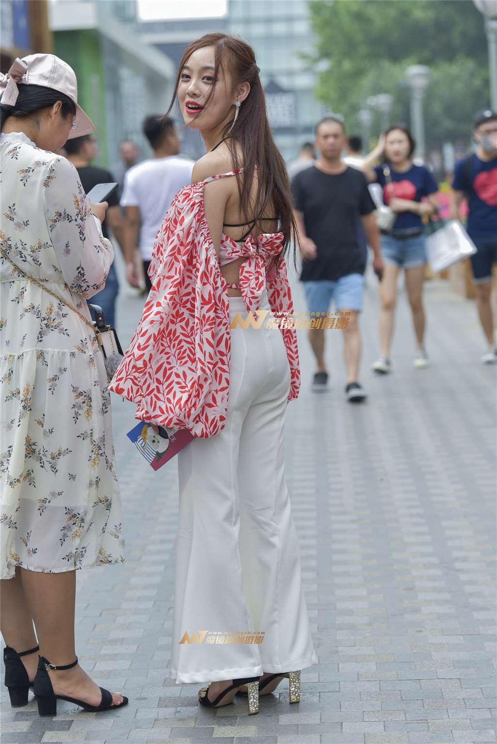 时尚一字肩白色喇叭裤美女-流行馆