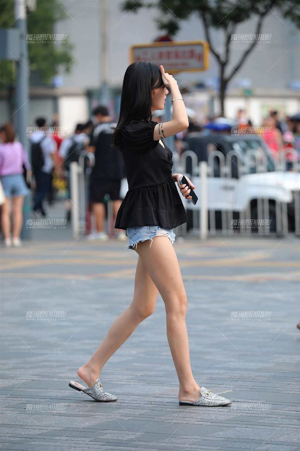 纤细的美腿，热裤小月牙美女-流行馆