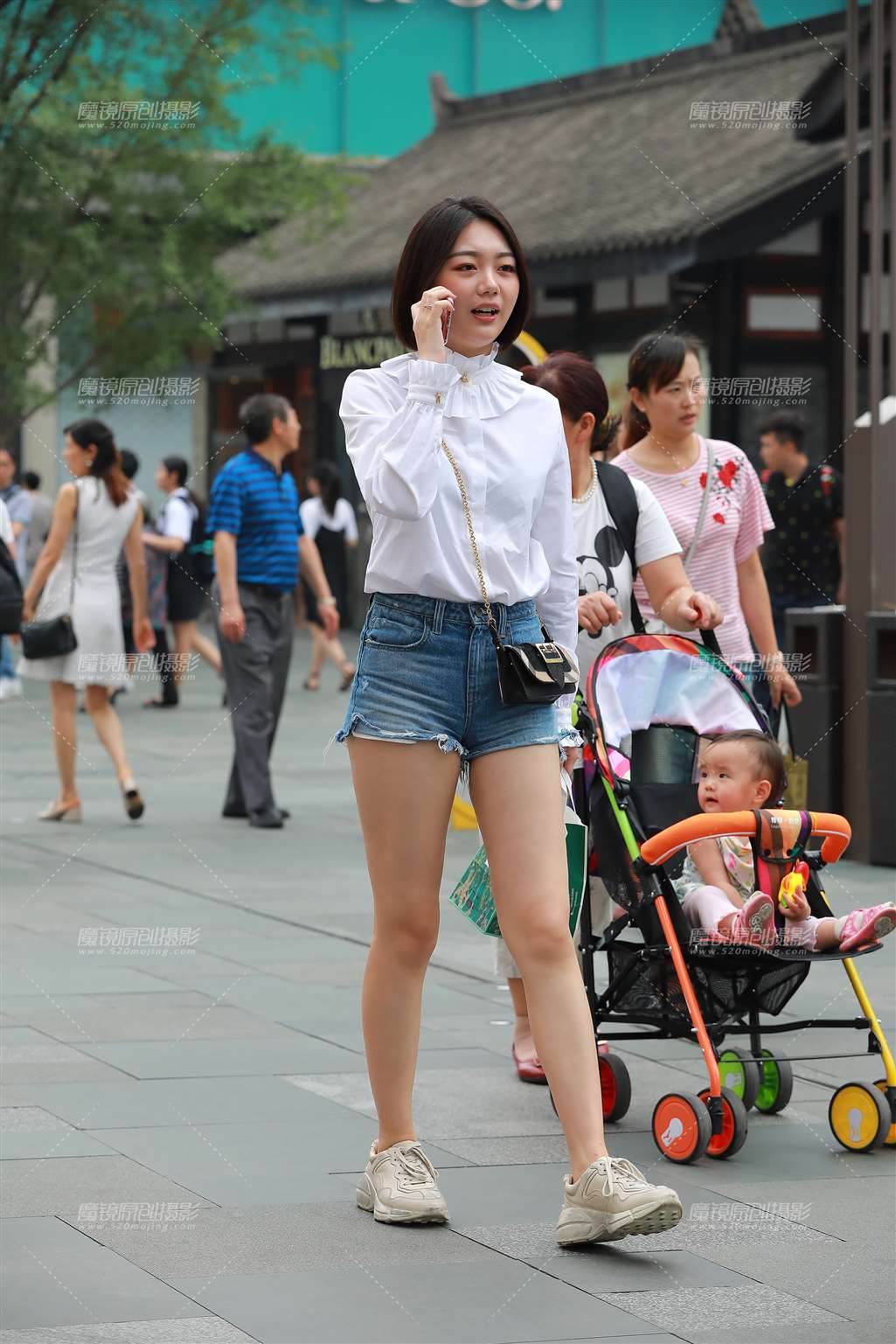 短发，热裤，白皙美腿小姐姐-街拍流行馆