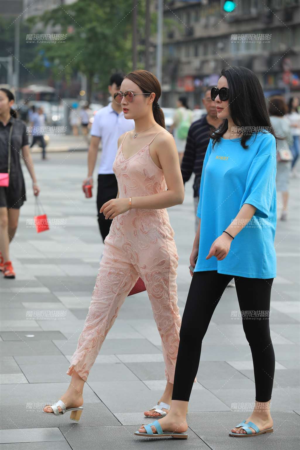 碎花连体 有点小性感-街拍流行馆