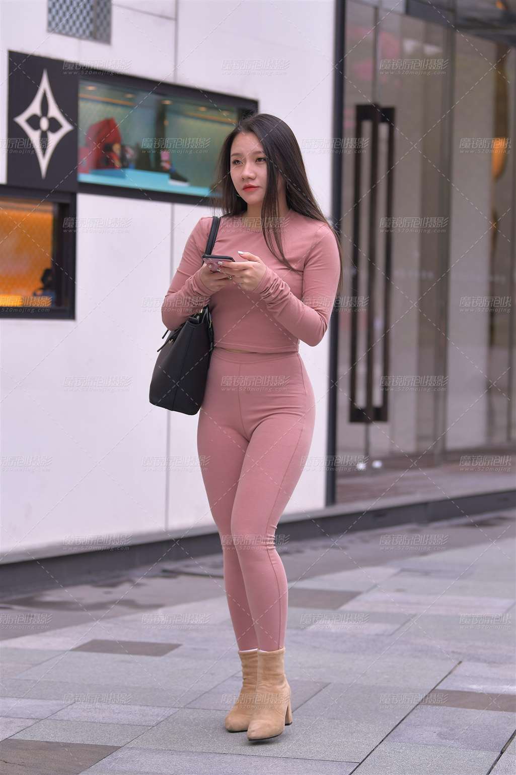 【街拍之魂模拍作品】粉色瑜伽裤美臀小姐姐【套图+视频】-流行馆