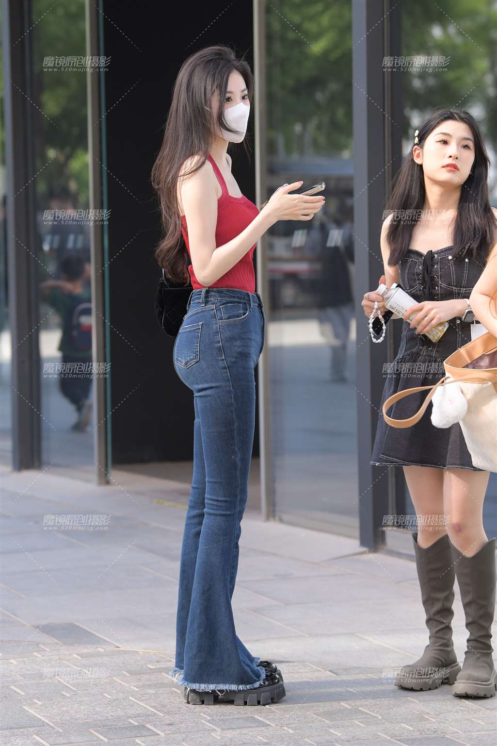 红衣牛仔美女-流行馆