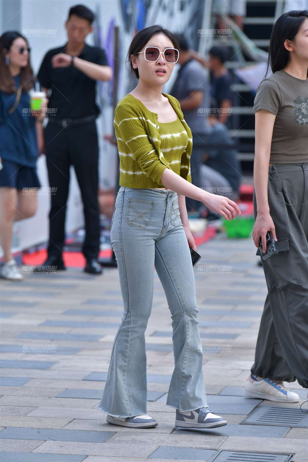 浅蓝紧身牛仔裤美女-流行馆