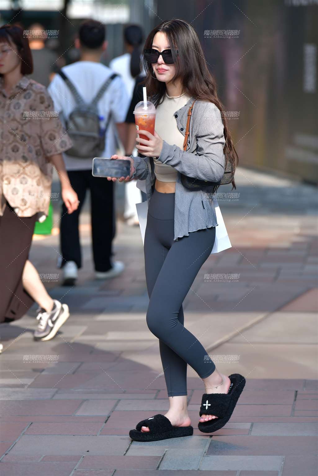 图片[5]-逛街闺蜜紧身裤美女-流行馆