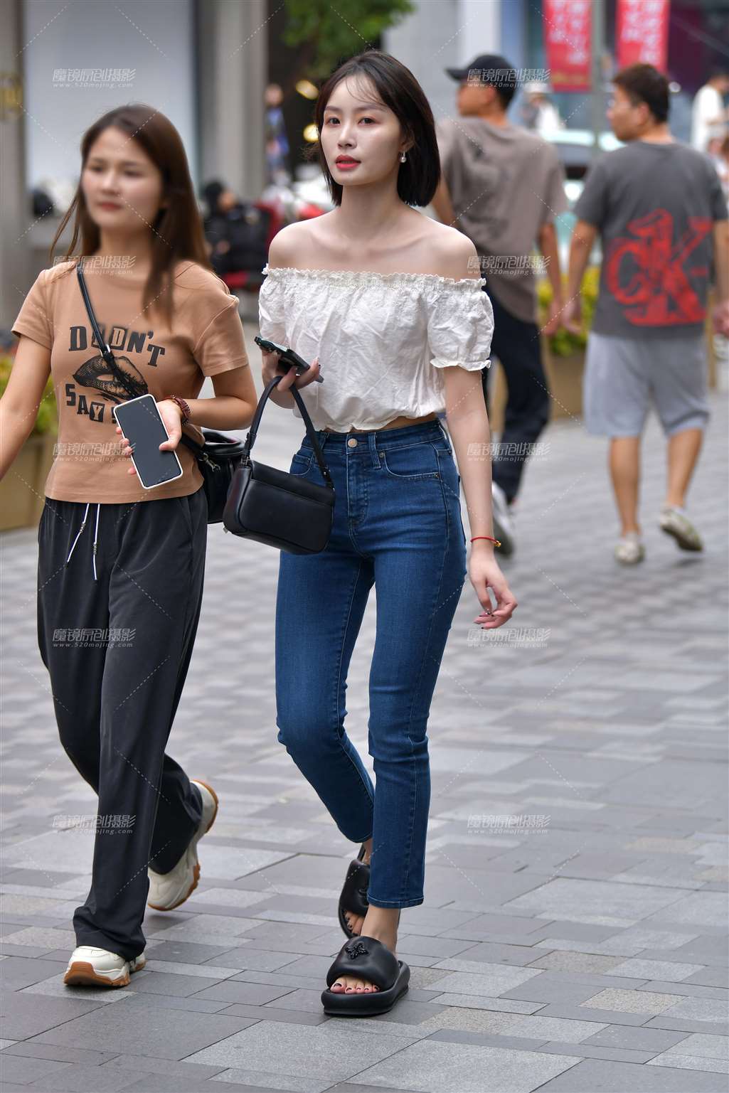 一字肩牛仔裤美女-街拍流行馆