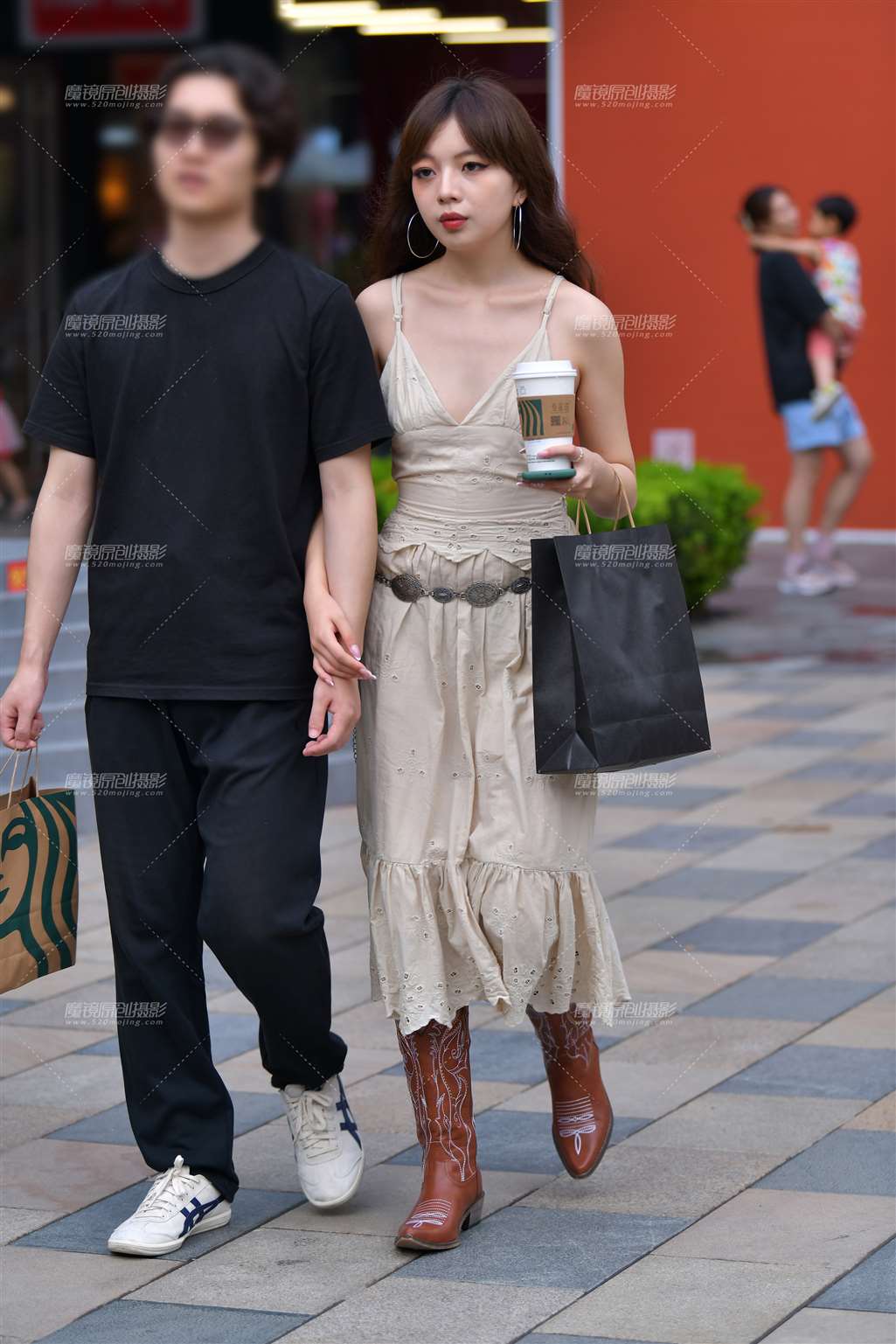 吊带裙养眼美女-街拍流行馆