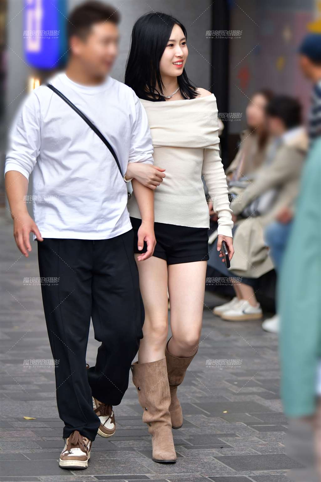 甜美黑色热裤美女-街拍流行馆