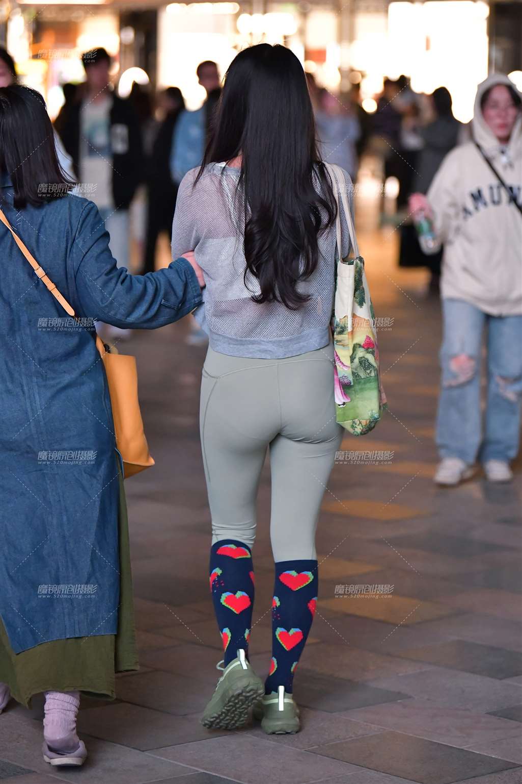 图片[2]-看风景瑜伽裤美女-流行馆