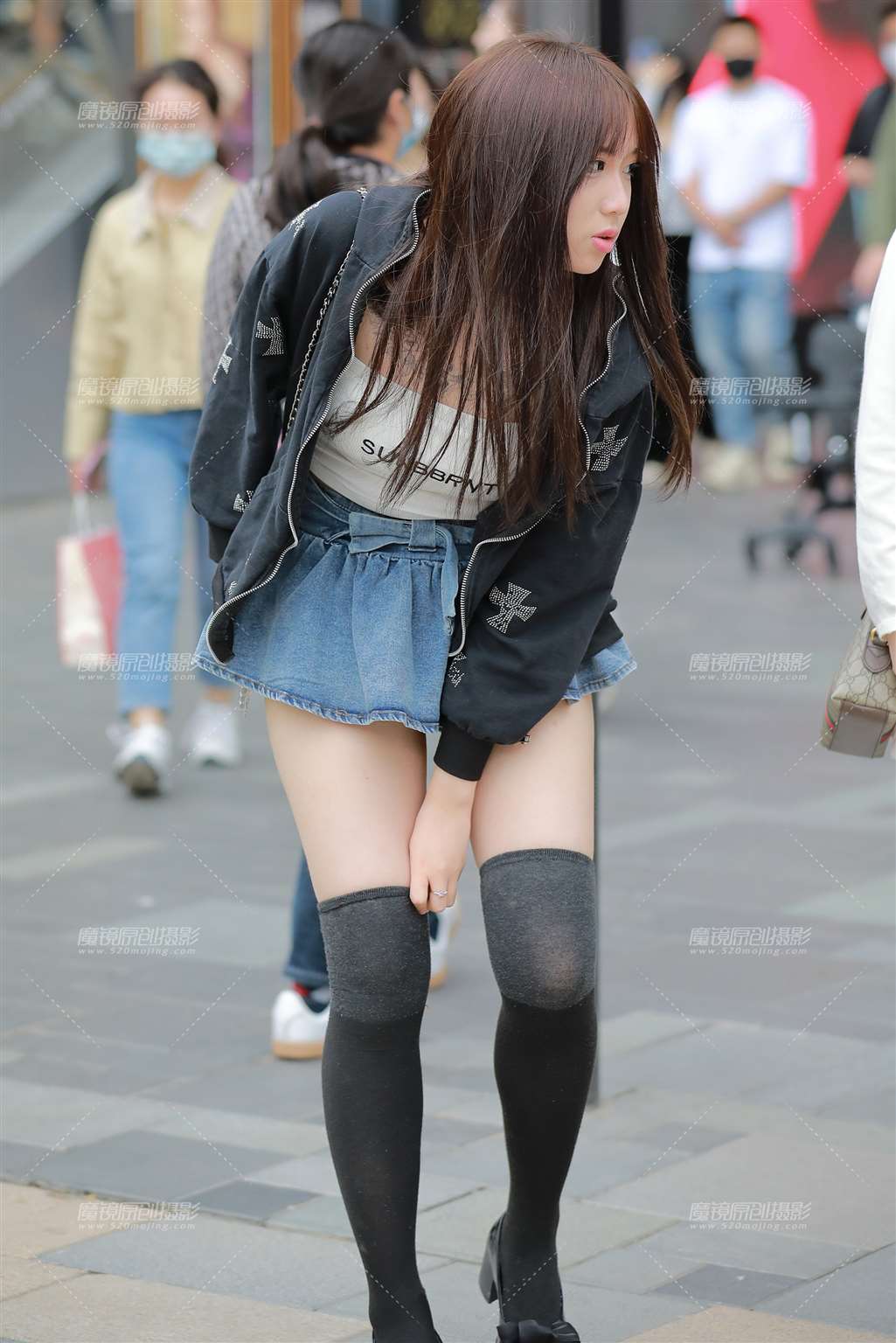 图片[5]-【玻璃街拍】牛仔热裤小妹-流行馆