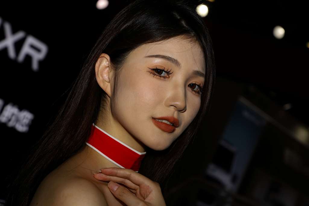 白色连衣短裙-街拍流行馆