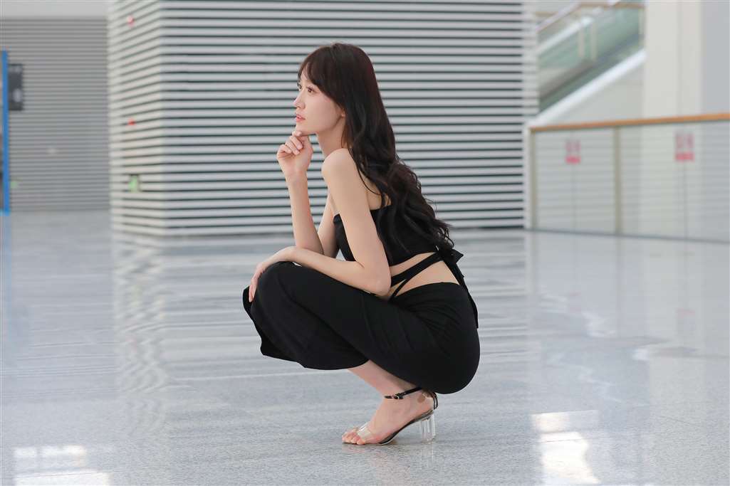 【玻璃街拍】黑色连衣裙小姐姐-流行馆