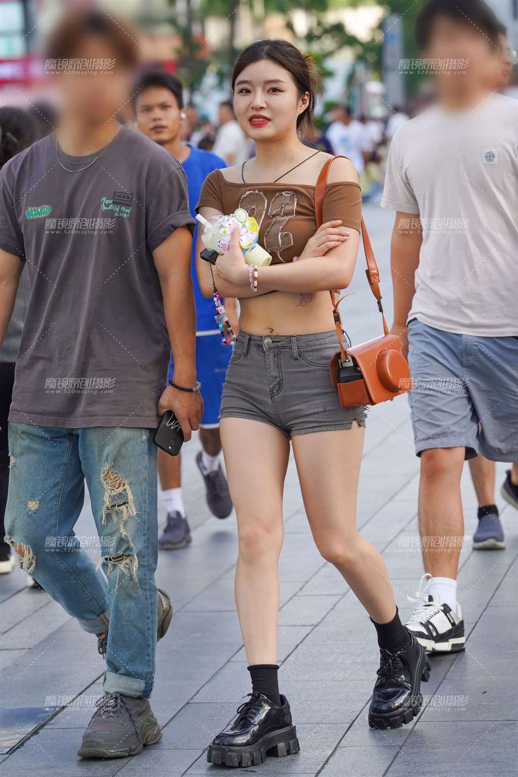 热裤美眉-街拍流行馆