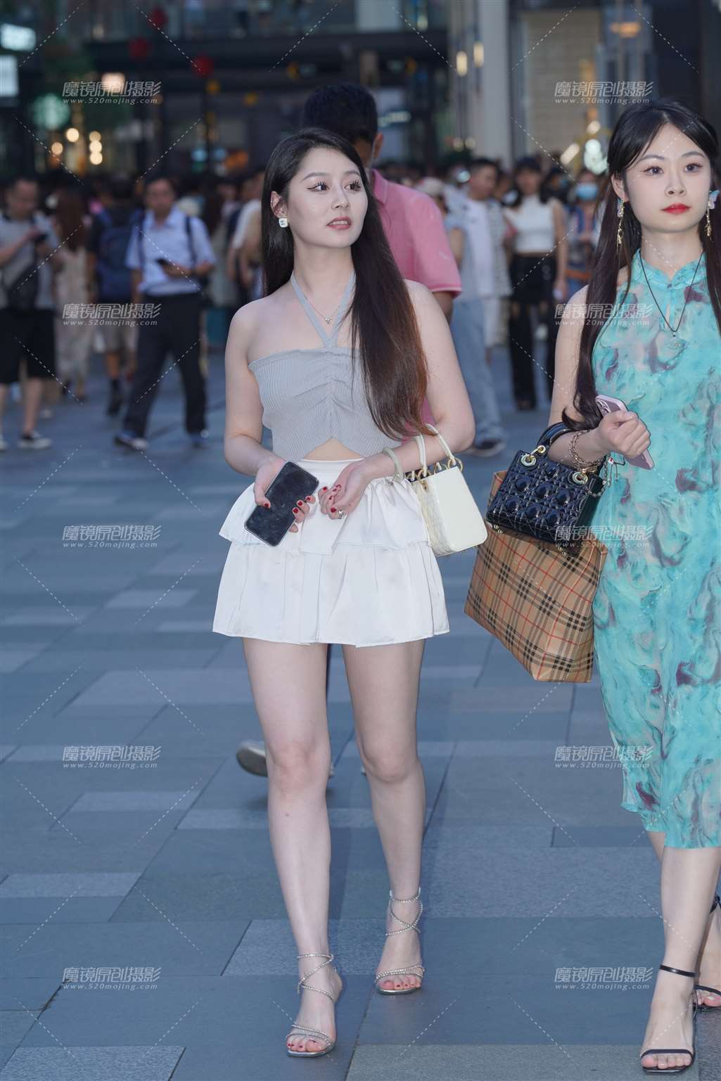 白皙美腿-街拍流行馆