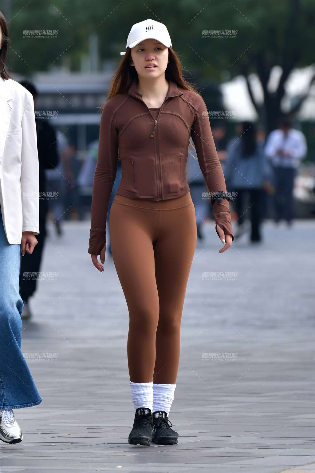图片[3]-咖色高挑紧身裤美女-流行馆