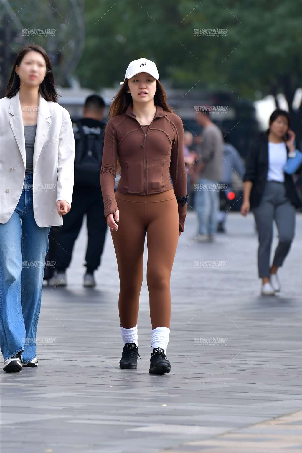 图片[5]-咖色高挑紧身裤美女-流行馆