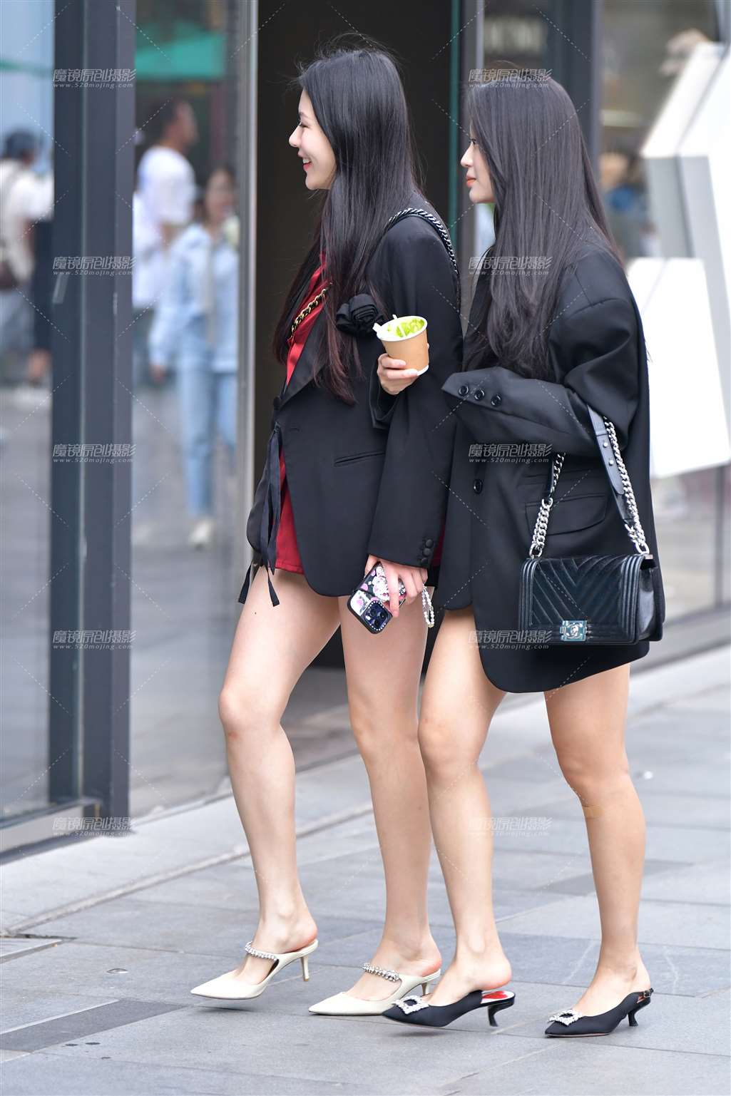 闺蜜逛街白皙美女-街拍流行馆