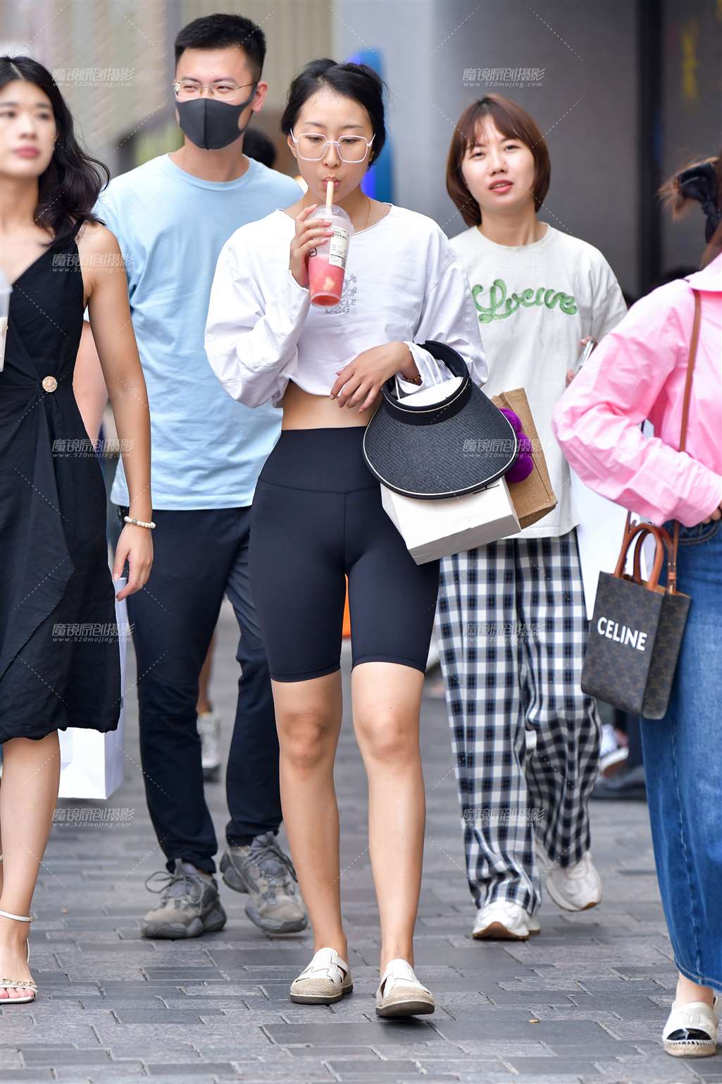 奶茶五分紧身裤美女-街拍流行馆