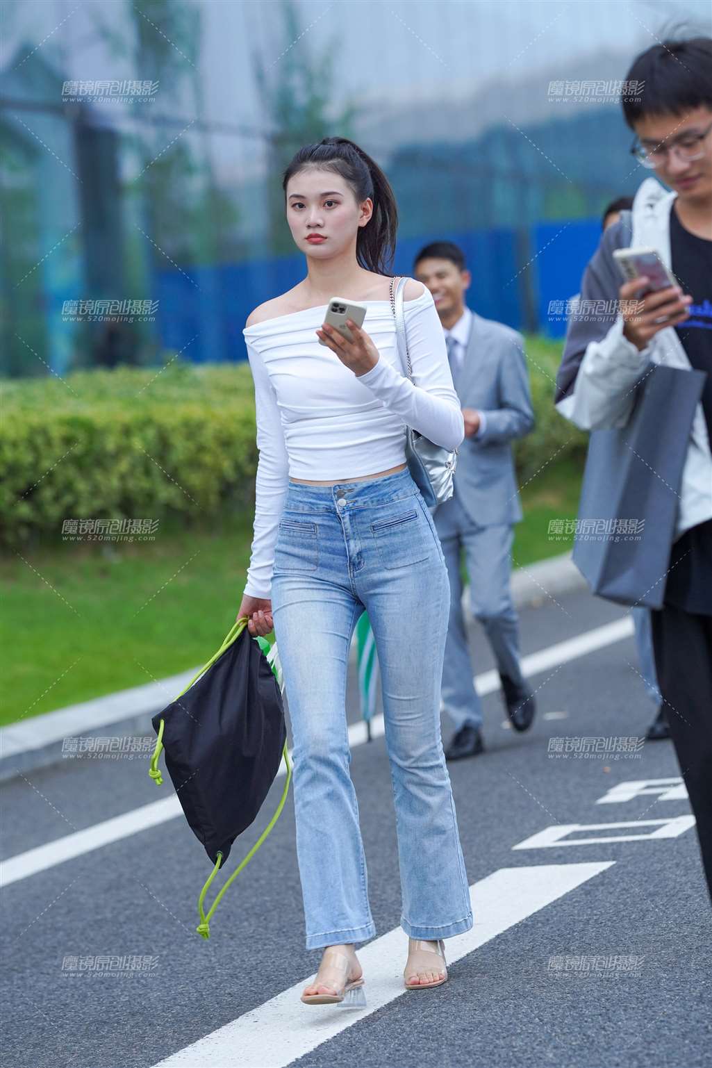 紧牛美眉-街拍流行馆