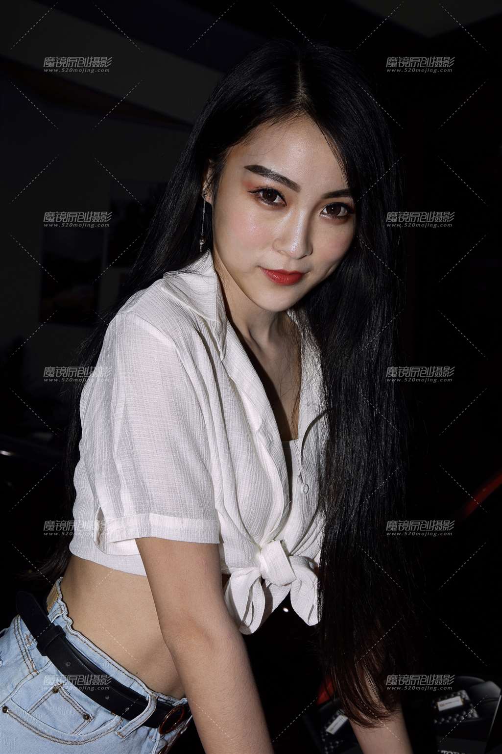 一双白衣牛仔热裤-街拍流行馆