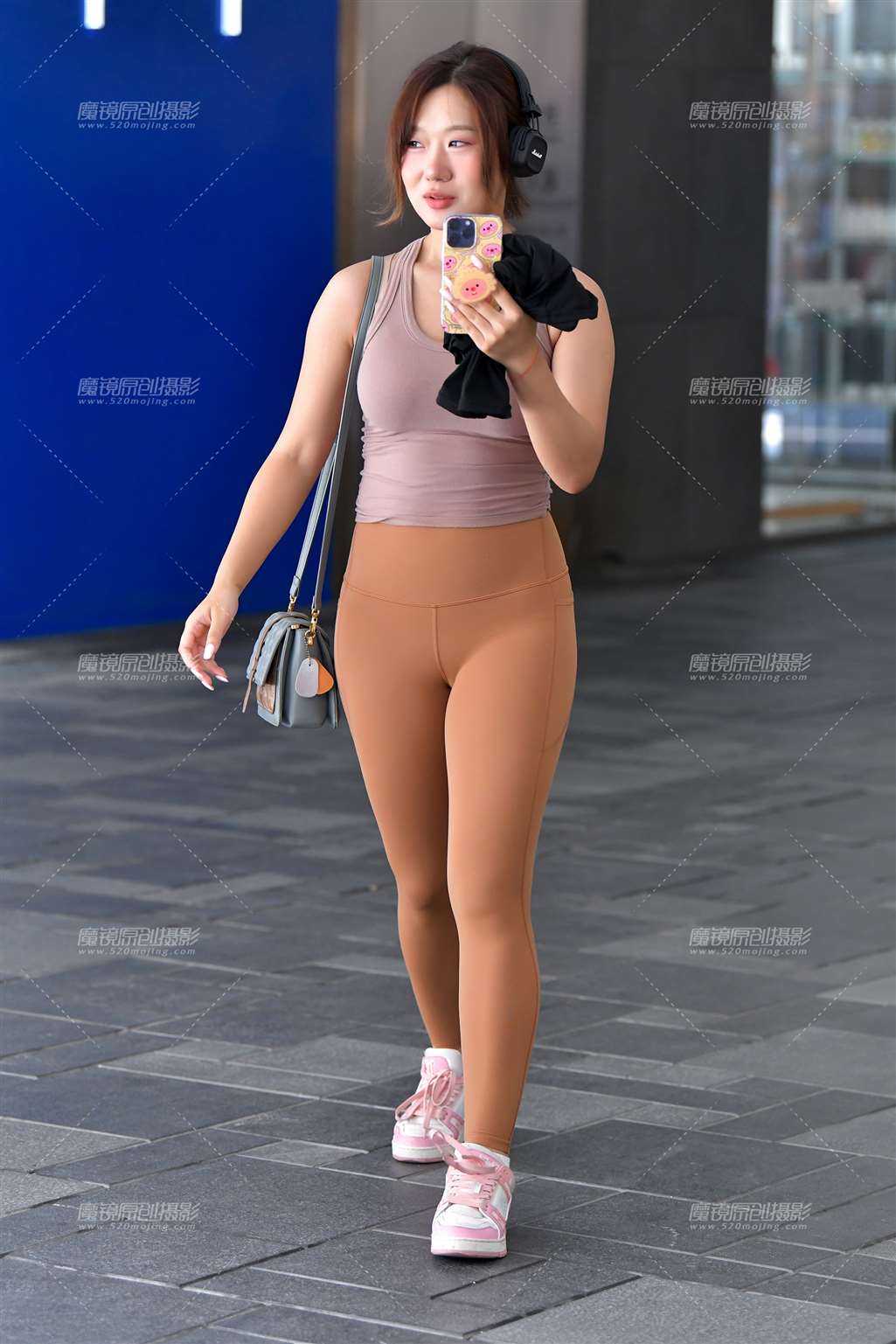 聊天紧身裤美女-街拍流行馆