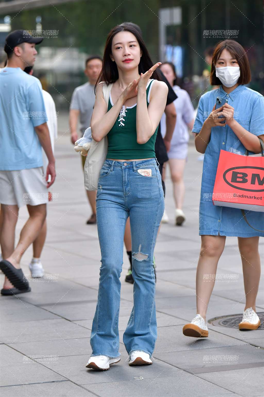 牛仔裤逛街美女-街拍流行馆