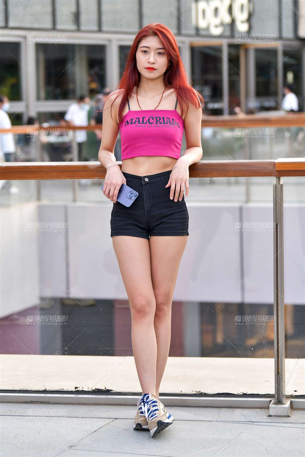 搭讪高挑黑热裤美女-街拍流行馆