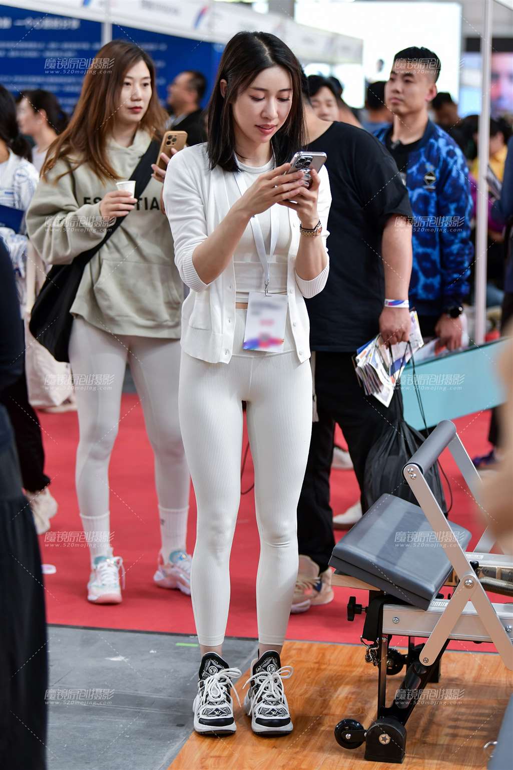 白色瑜伽紧身裤美女-流行馆