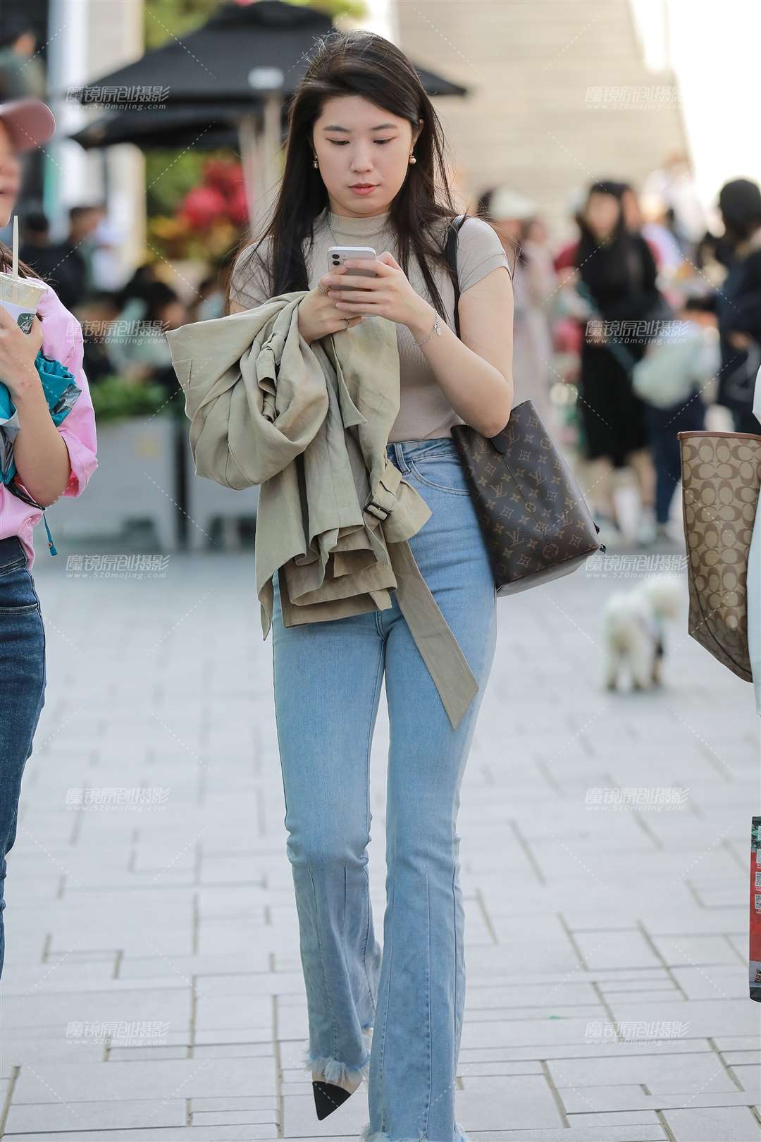 浅蓝牛仔裤美眉-街拍流行馆