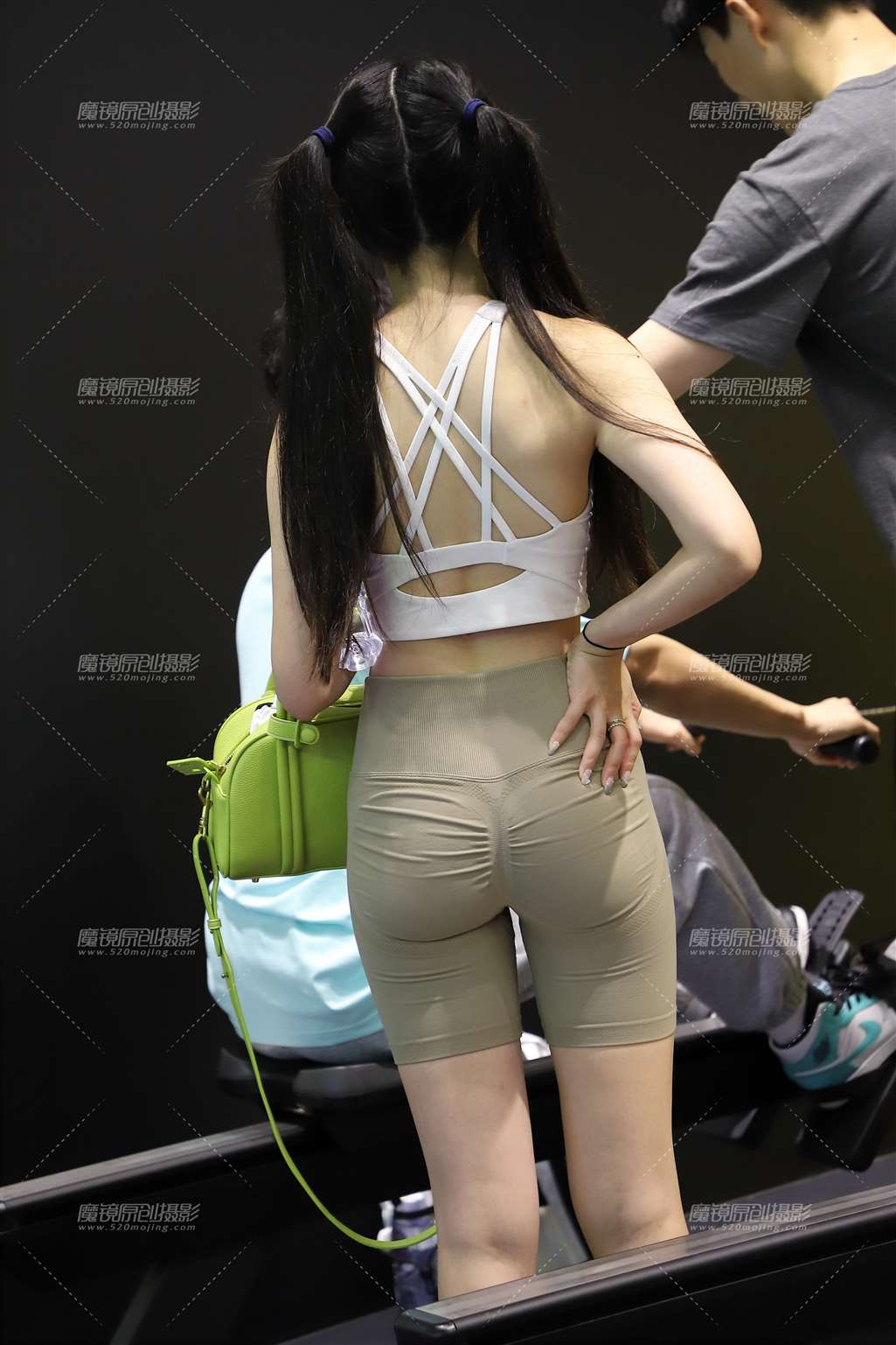 浅色紧身运动短裤-流行馆