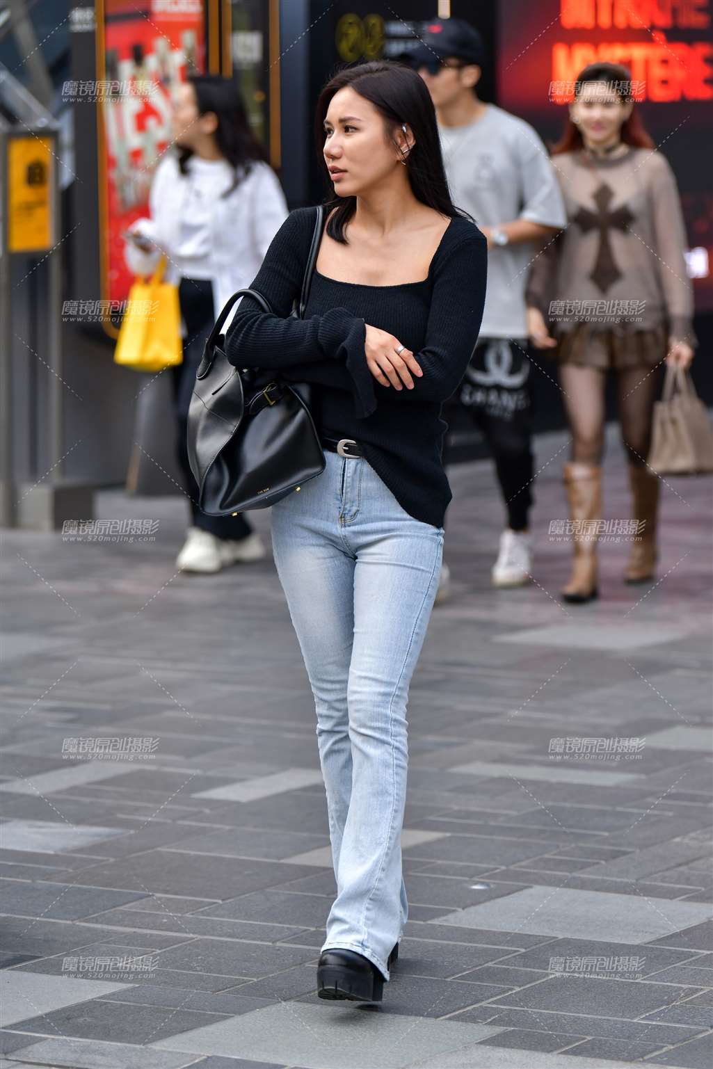 图片[3]-浅色牛仔紧身裤美女-流行馆