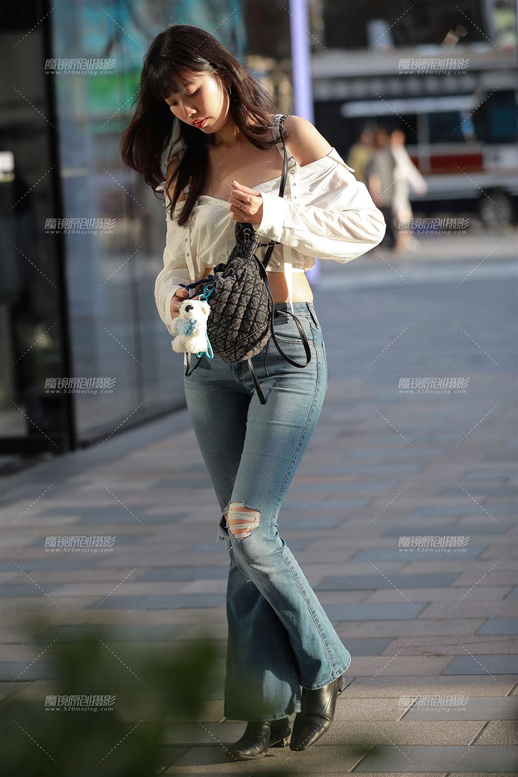 紧身蓝色牛仔裤美眉-流行馆